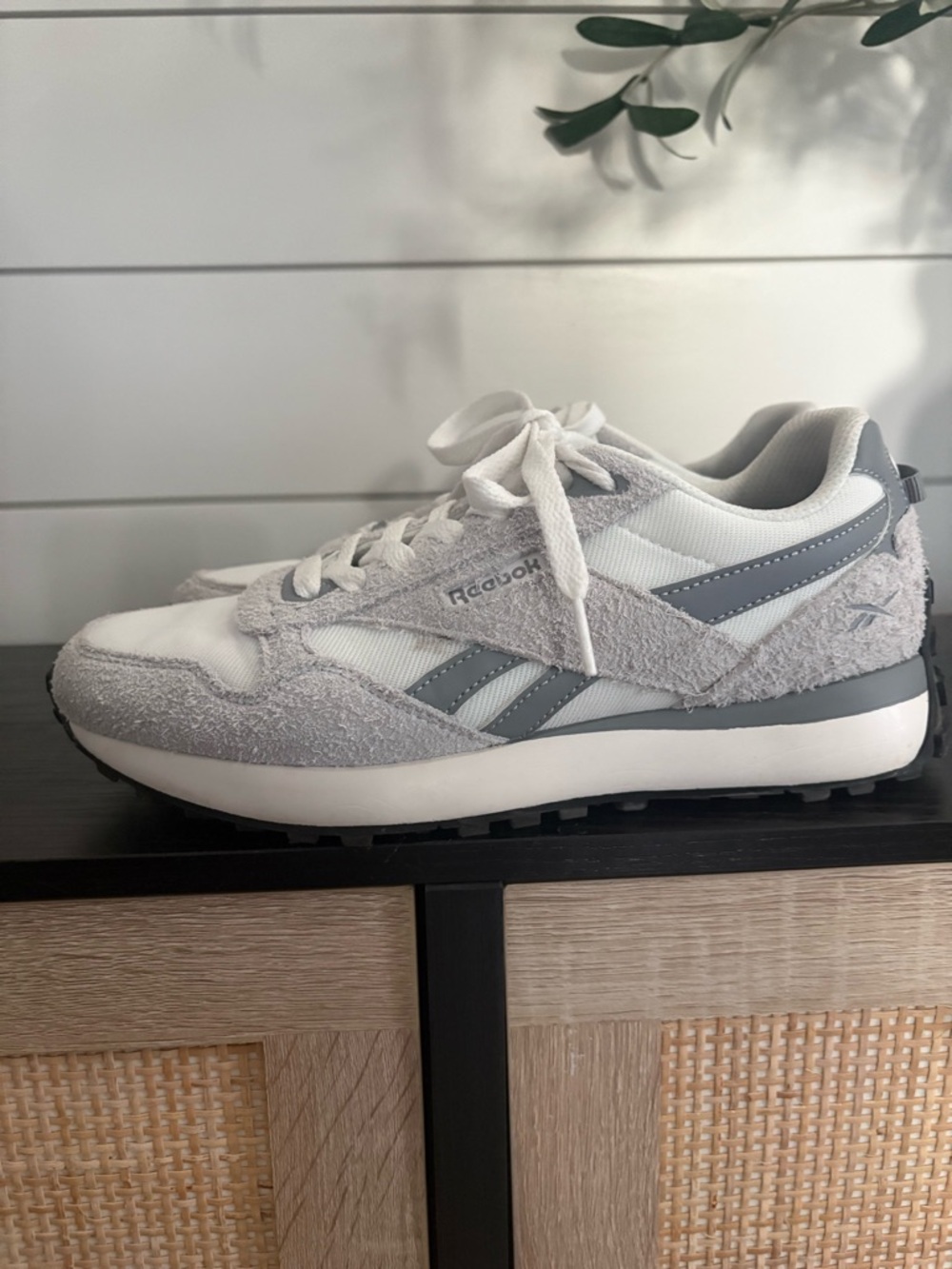 Reebok White & Gray Suede Low-Top Sneaker Womens Size 8